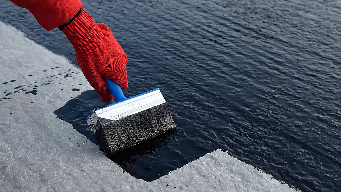 Generous first layer of roof waterproofing with liquid plastic