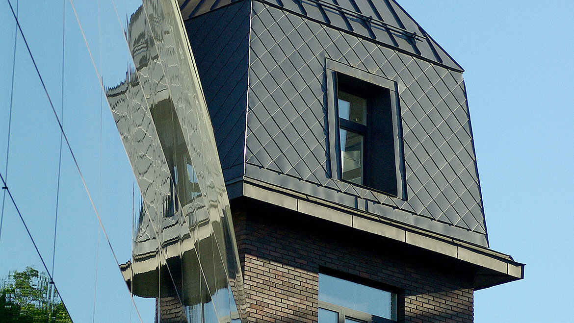 The image shows an old building which symbolizes the meaning of renovation.