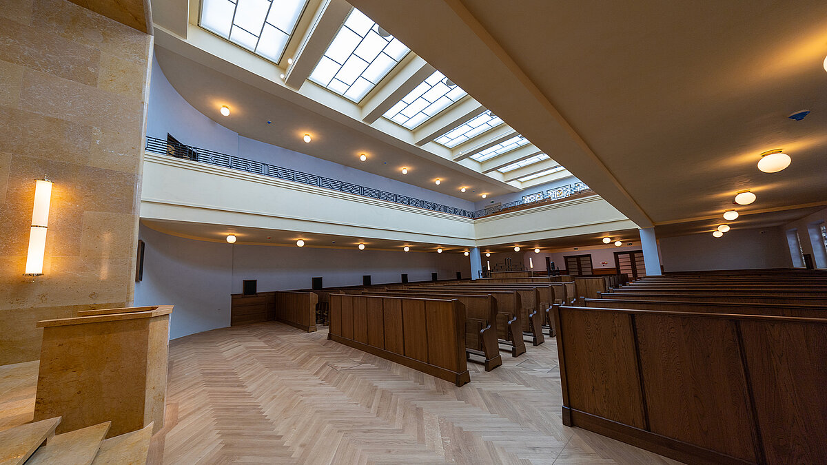 Blick in die Synagoge Reichenbachstraße mit Emporen, Holzbänken und LAMILUX Glasdach PR60