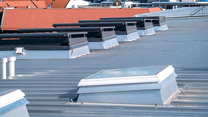 带合成材料框架的平屋顶天窗