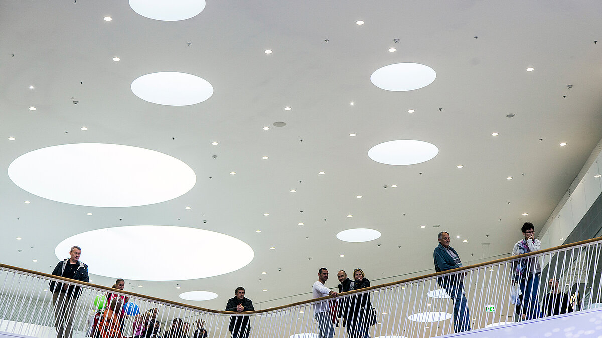 Blick an die Decke mit runden Tageslicht Elementen und Lampen