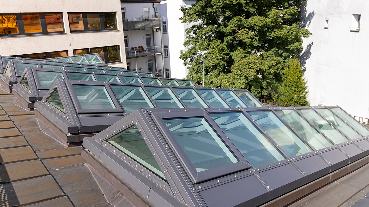 Nahaufnahme der LAMILUX Glasdach PR60 Elemente auf dem Dach der Synagoge Reichenbachstraße