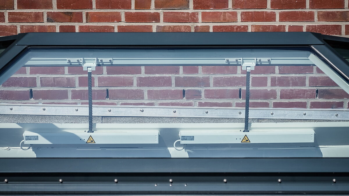 Close-up of the FW flat roof window from LAMILUX, installed on a tiled roof of a residential building in Hamburg.