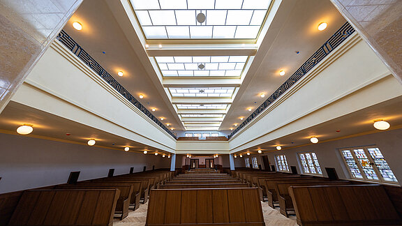 Zentraler Blick in die Synagoge Reichenbachstraße mit Emporen, Holzbänken und LAMILUX Glasdach PR60