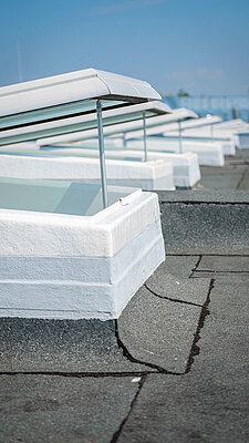 带合成材料框架的平屋顶天窗