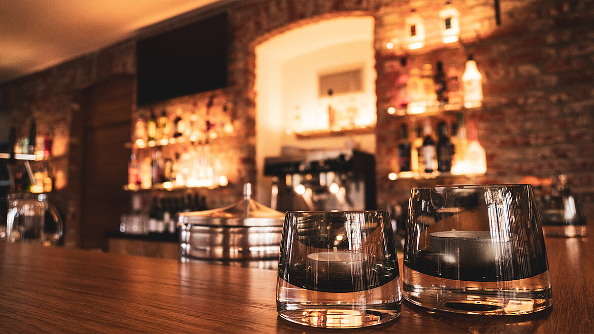 Bar in Hotel Brunnenhaus Bar with candles in Hotel Brunnenhaus, Schloss Landau | insights by LAMILUX