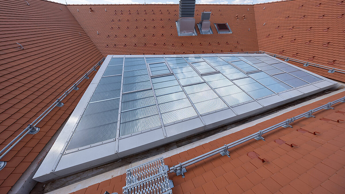 Blick von Außen auf das Dach der Ludwig-Uhland-Schule bestehend aus dem LAMILUX Glasdach PR60