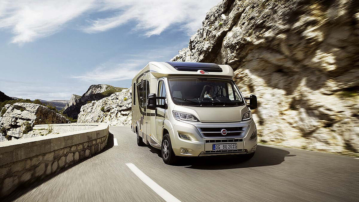 [Translate to English:] Wohnmobil während der Fahrt | insights by LAMILUX