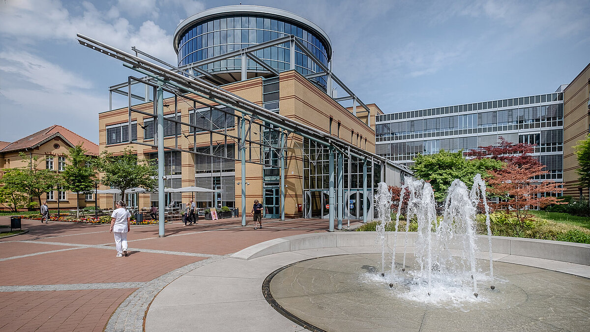 Außenansicht Unfallkrankenhaus Berlin mit Springbrunnen
