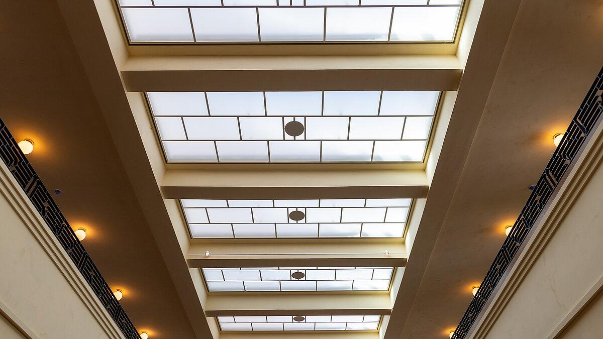 Blick nach oben auf das LAMILUX Glasdach PR60 im Innenraum der Synagoge Reichenbachstraße