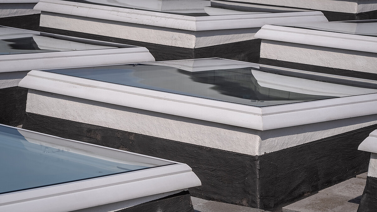 Several LAMILUX Glass Skylights on the roof of the Modersohn Elementary School in Berlin