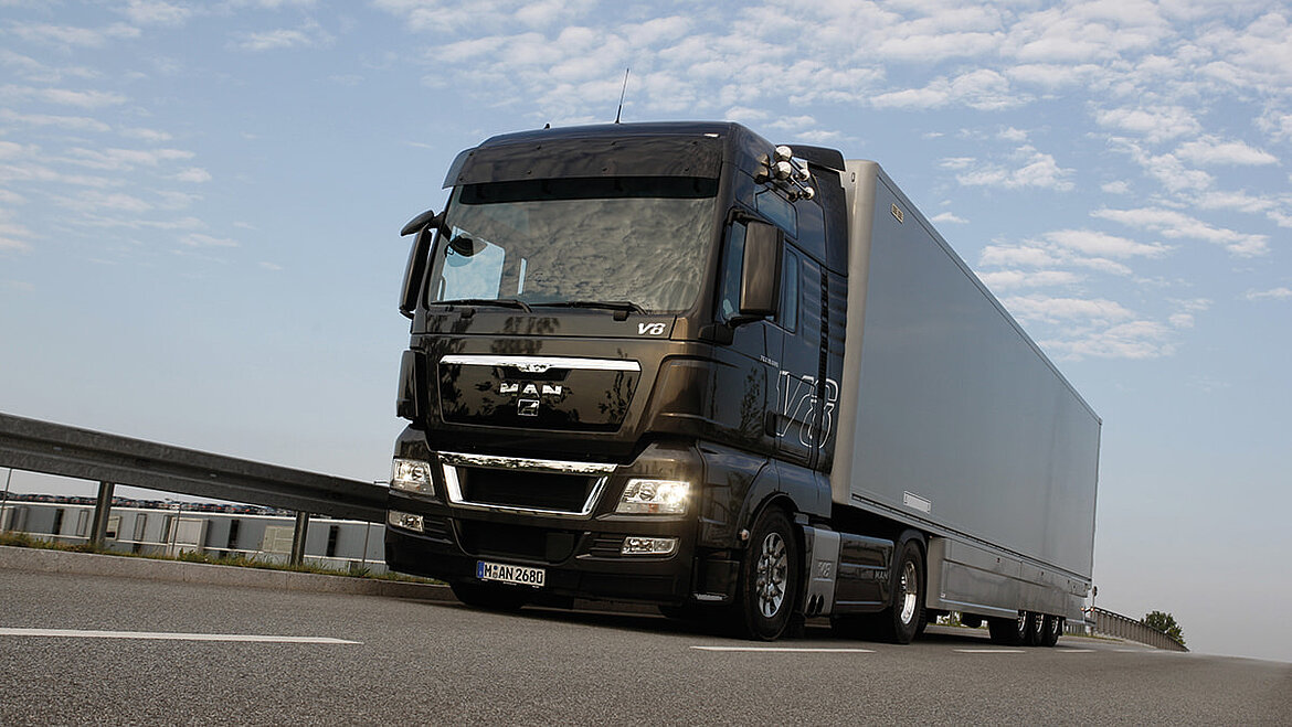 Commercial vehicle on the road | insights by LAMILUX