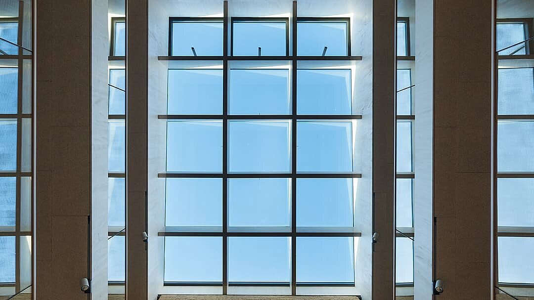 View of the shed roof and the clay wall in the atrium of the Immenstadt Green Centre.