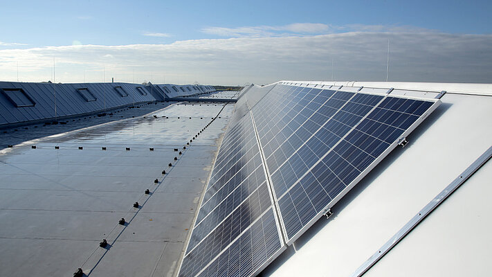 Lucernario a dos aguas continuamente con sistema fotovoltaico