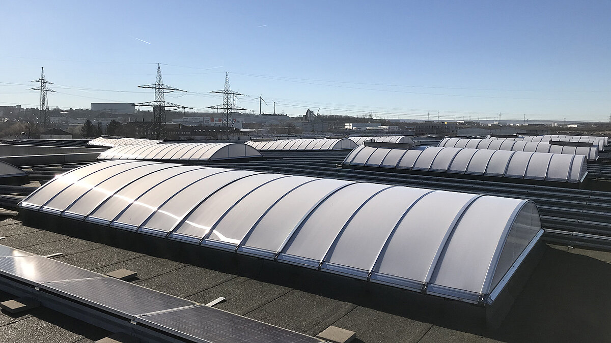 Roof of food manufacturer STUTE in Paderborn with arched skylights for natural lighting.