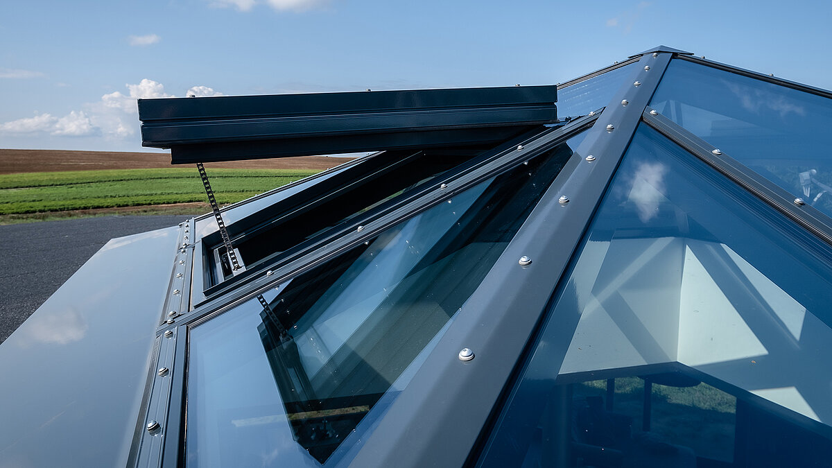 Close-up of the glass pyramid on the roof of a single-family house in Wichmannsdorf.