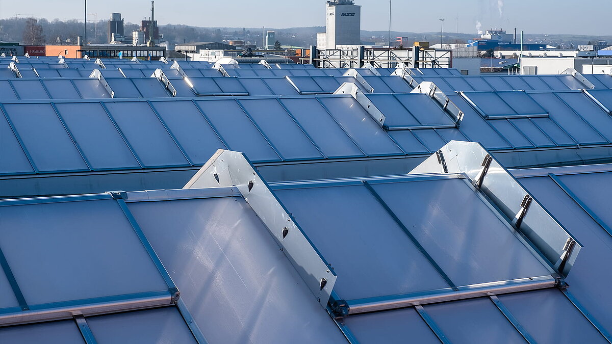 Skylights on the roof of the OBI hardware store in Bamberg, arranged in parallel rows with natural light coming in.