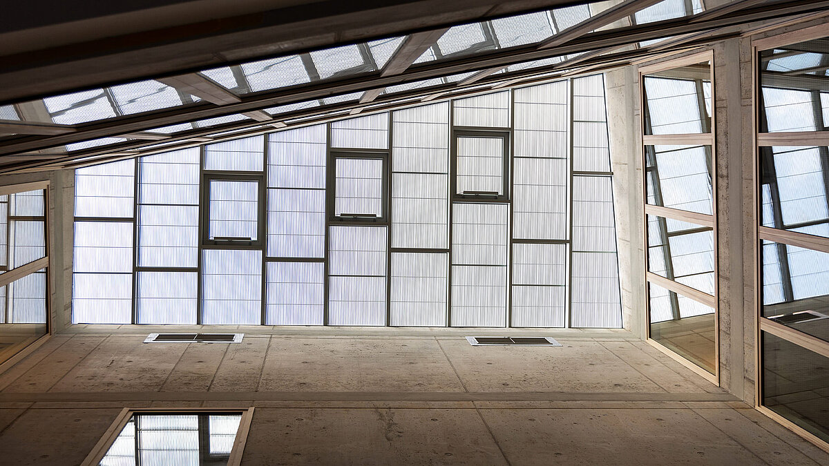 Blick von Innen auf das Glasdach der Ludwig-Uhland-Schule in Nürnberg