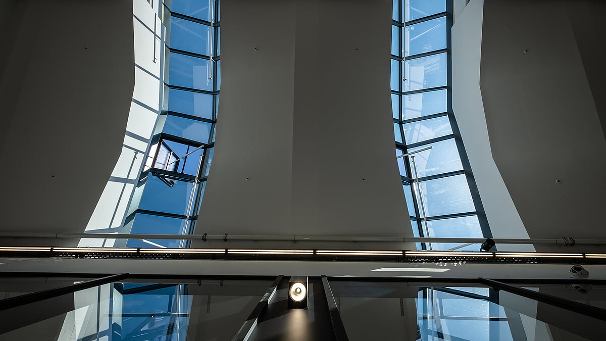 Modern PR60 glass roof at Outlet Center Selb with curved walls and an open window element.