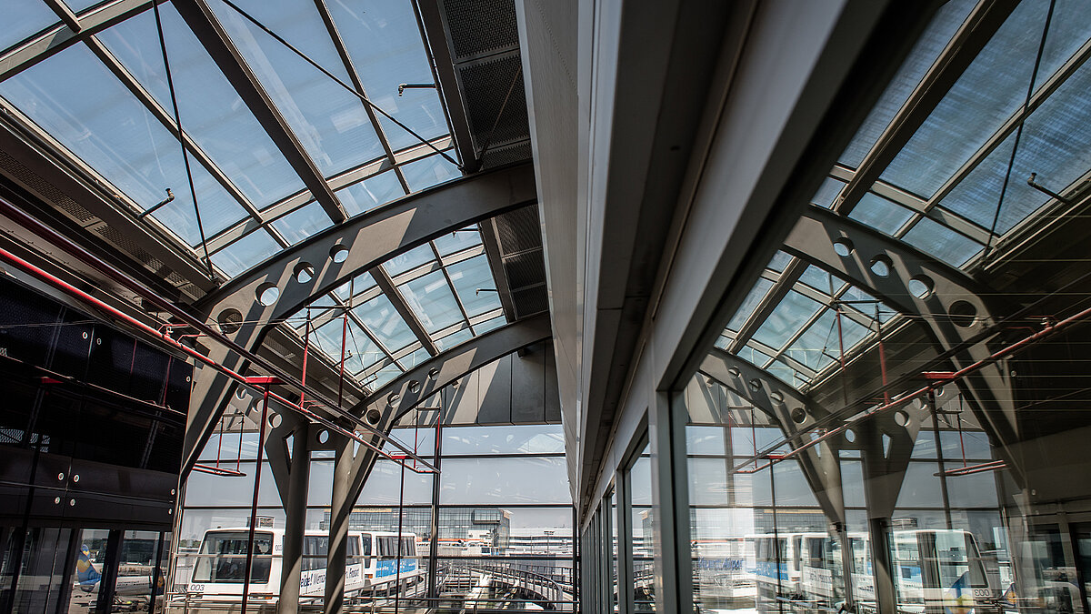 Innenansicht des Glasdachs über dem Flughafen Frankfurt