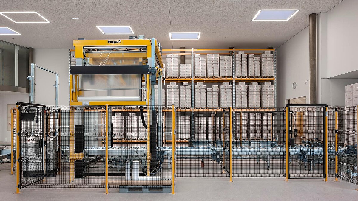 Production and storage hall of Zaltech in Moosdorf, Austria, featuring LAMILUX flat roof window F100 for optimal daylight usage.
