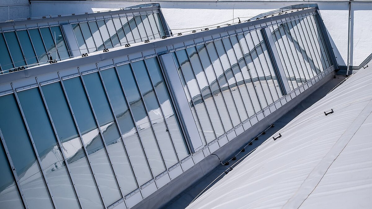 Close-up of the LAMILUX flat roof windows on the roof of the Vogel Convention Center in Würzburg.