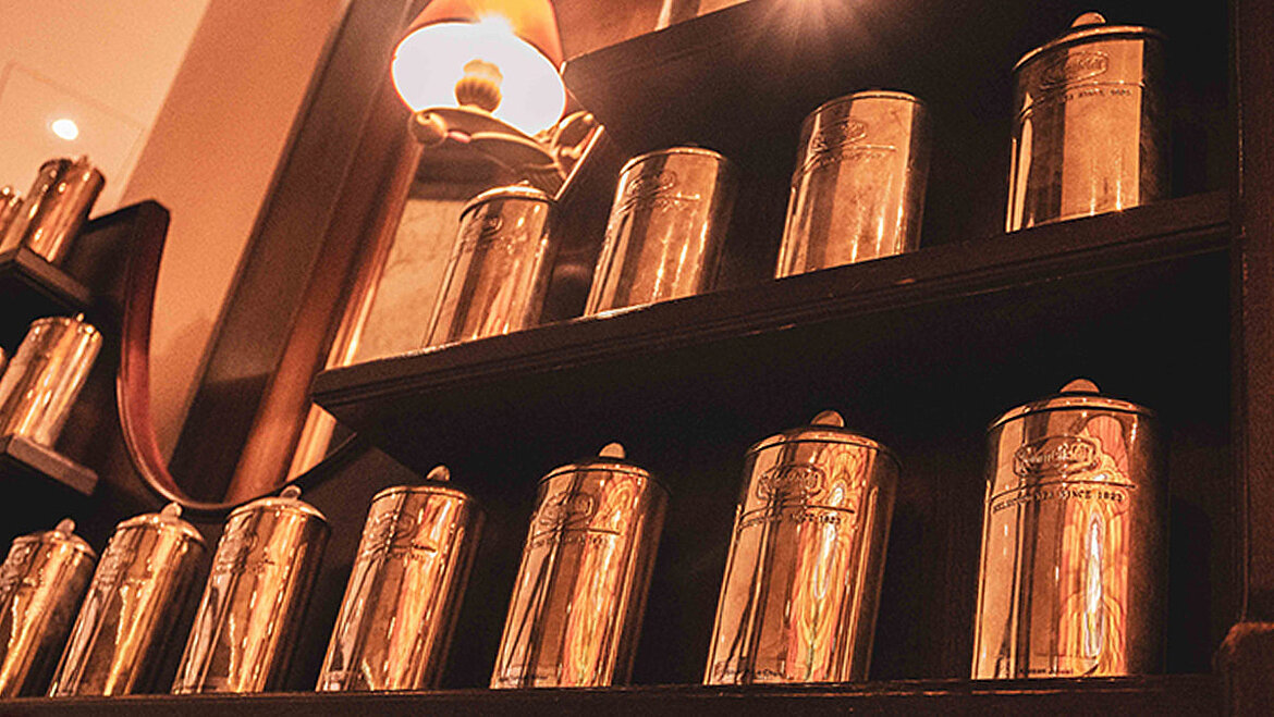Coffee tins Coffee tins on the wall shelf in the Hotel Four Seasons in Munich | insights by LAMILUX