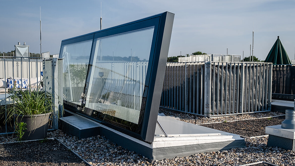 Flat roof exit Comfort Swing on a roof terrace
