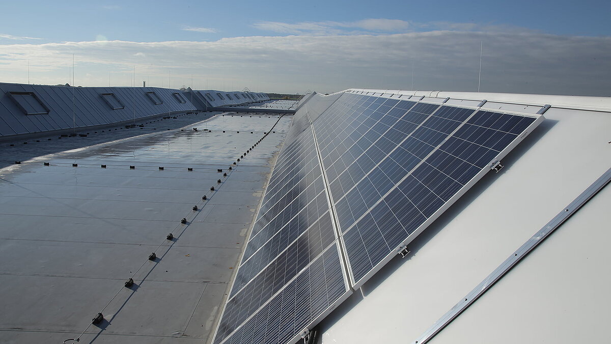 Solar panels on the roof of the Rhenus Logistics logistics center in Hoppegarten featuring LAMILUX Lichtband S.