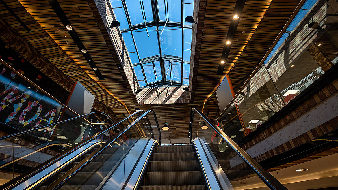 LAMILUX Glass Roof PR60 in shopping center with large glass architecture