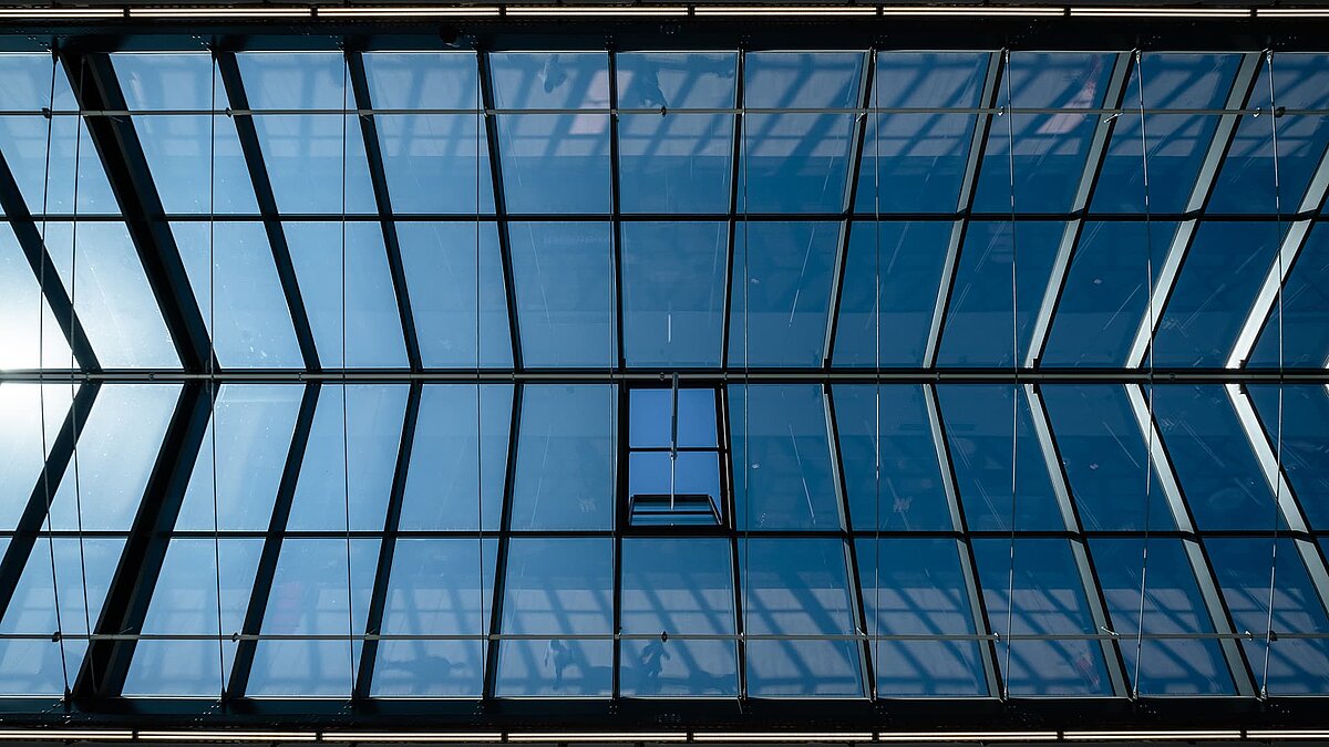 View of the LAMILUX glass roof PR60 m Outlet Centre Selb with lattice construction and daylight incidence.