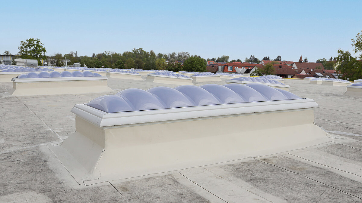 Several skylight domes on the roof of the Kärcher production hall in Winnenden.