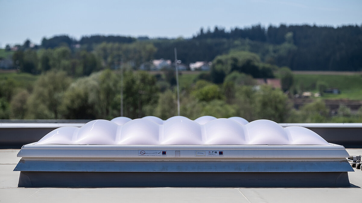 Close-up of a LAMILUX F100 W skylight on the roof of the Unglehrt construction company's production hall.