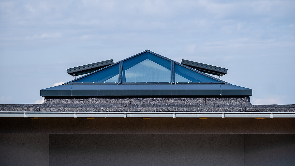 Modern glass pyramid on the roof of a single-family house in Wichmannsdorf, light-filled architecture for bright living.