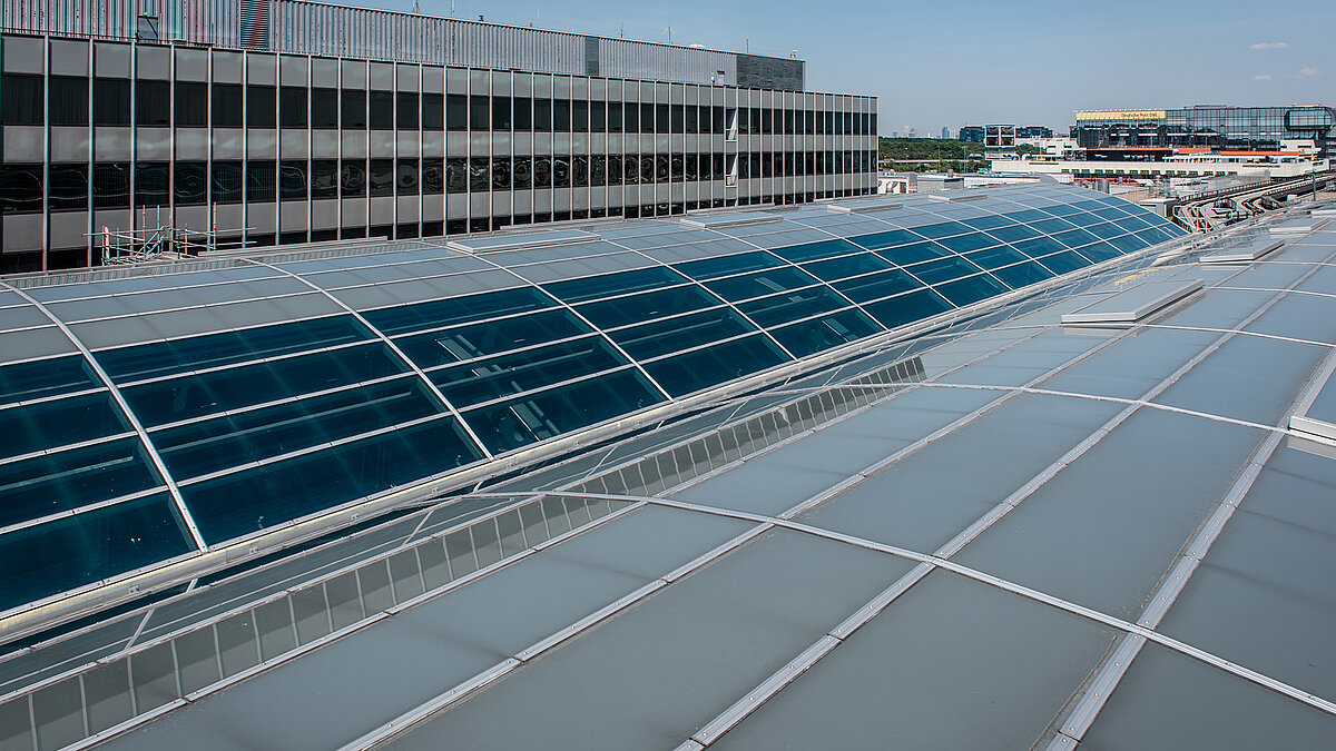 Blick auf das Glasdach des Flughafen Frankfurt