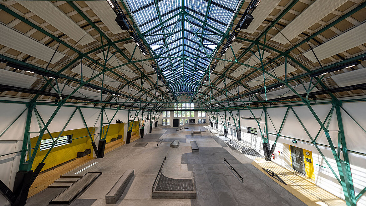 Skatepark in Industriehalle mit Tageslichtband aus LAMILUX Lichtband