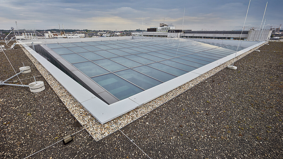 Flat roof with the LAMILUX Glass Roof PR60 Passive House and louvre vents for natural ventilation of the post office building in Luxembourg.