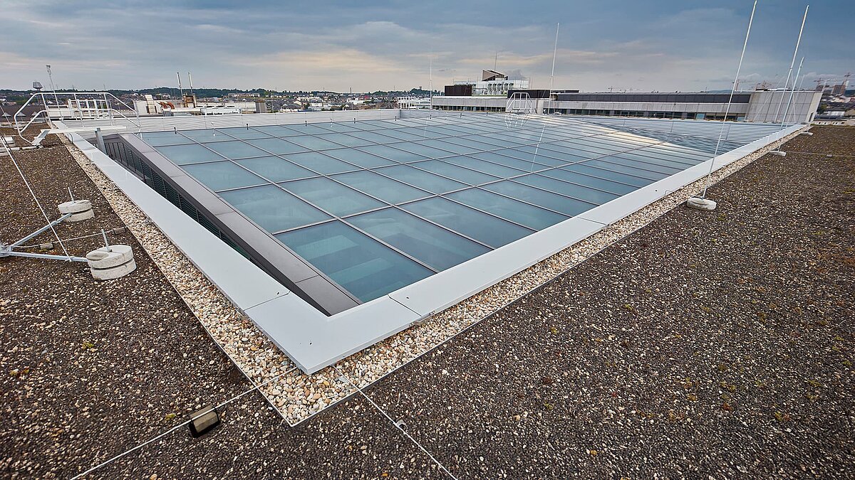 Flat roof with the LAMILUX Glass Roof PR60 Passive House and louvre vents for natural ventilation of the post office building in Luxembourg.