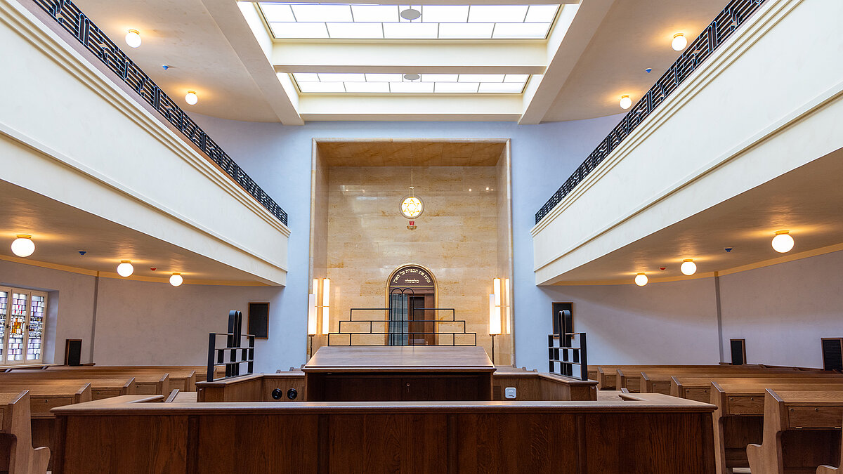 Innenraum der Synagoge Reichenbachstraße mit großem LAMILUX Glasdach PR60