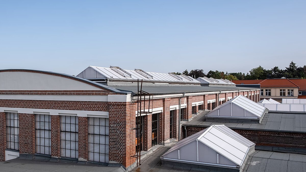 Exterior view of the Zündmagnet event hall in Wurzen featuring modern skylights.
