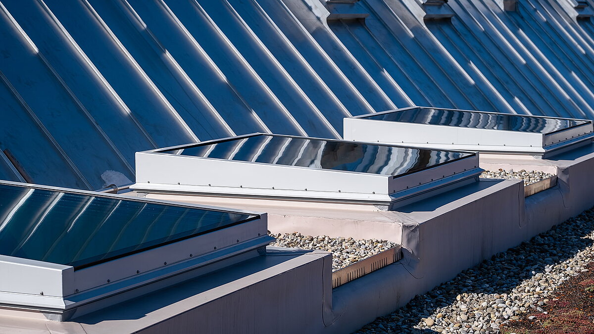 Flat roof of the Waltenhofen daycare center with modern, rectangular skylights for natural daylight.