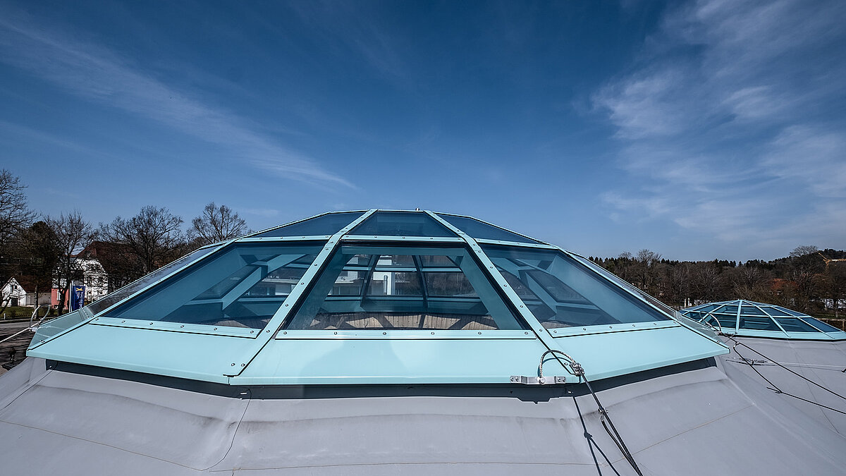 Glass domes of the LAMILUX PR60 system on the roof of the Solemar thermal spa in Bad Dürrheim under a blue sky.