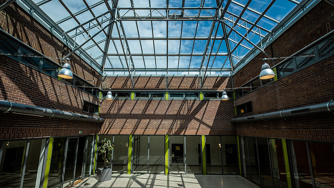 Daylight-flooded inner courtyard of the Dante Gymnasium in Munich Renovation of a glass roof with the post and rail system from LAMILUX | insights by LAMILUX