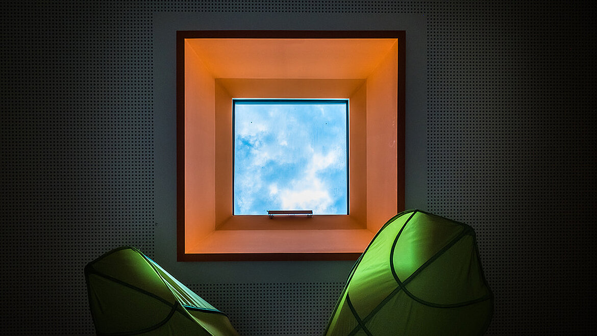 LAMILUX flat roof window FE provides natural light incidence in the daycare centre "Wolke 10". View from a flat roof window into the blue sky | insights by LAMILUX