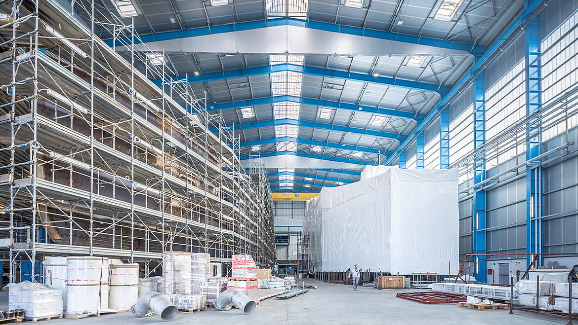 Large light-flooded industrial hall | insights by LAMILUX