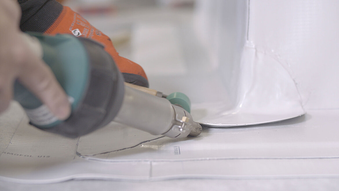 Welding of a rooflight corner Prefabricated skylight corner for sealing the water-bearing level at the upstand | insights by LAMILUX