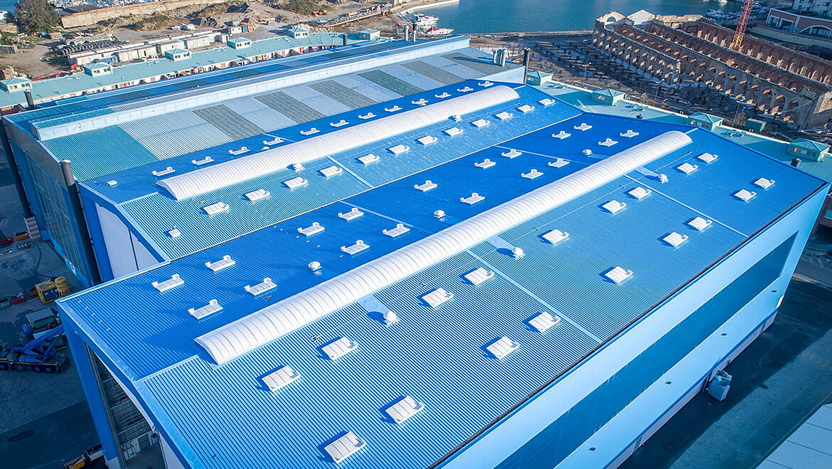 Roof of an industrial building with rooflight dome | insights by LAMILUX