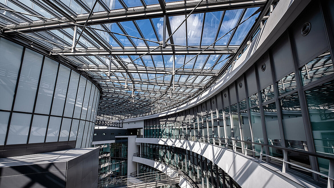 Daylight floods the BMW Research and Innovation Centre filigree and elaborate glass roof construction BMW | insights by LAMILUX