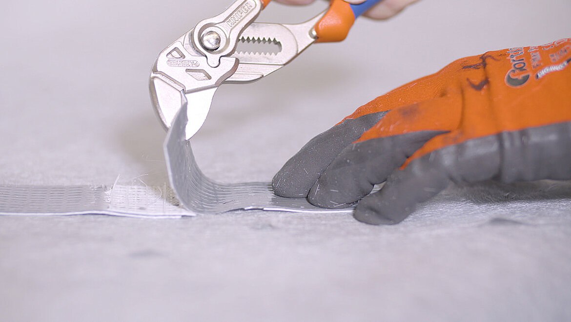 Welding test on a PVC waterproofing membrane Handles during a welding test with PVC | insights by LAMILUX