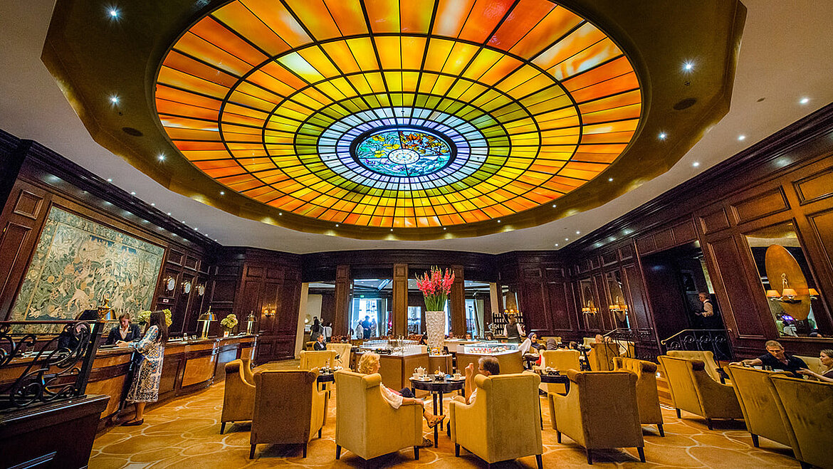 Glass mosaic indirectly illuminated with daylight in the hotel lobby of the Four Seasons in Munich Glass roof pyramid indirectly illuminates a round glass mosaic above hotel lobby | insights by LAMILUX